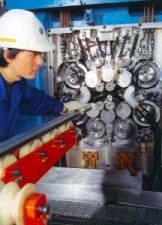 Shanghai Krupp Stainless in China: an employee exchanging a roll on a 20-roll rolling stand for the production of cold strip. (© ThyssenKrupp Steel AG)